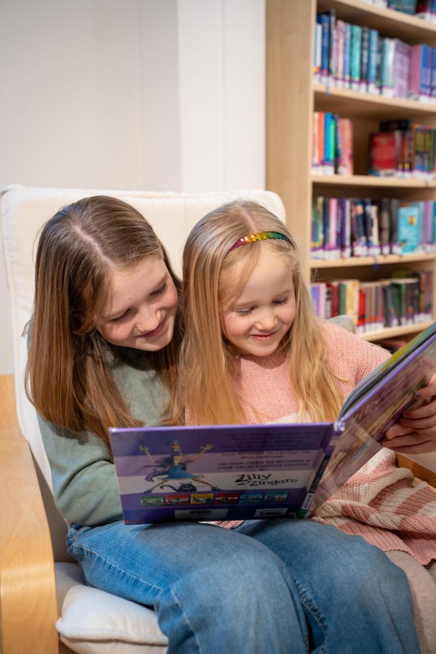 zwei Mädchen lesen