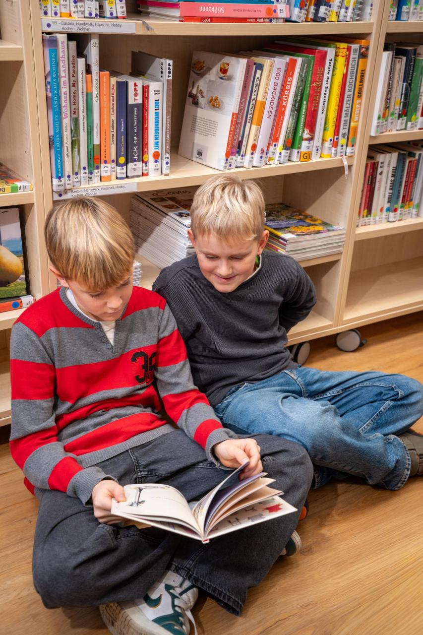 zwei Buben lesen