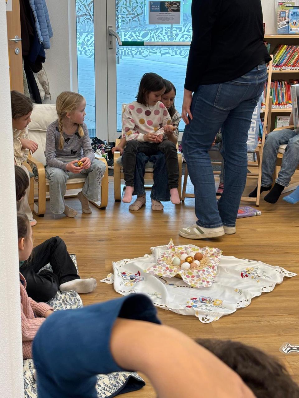 Kinder in der Bücherei beim Vorlesezauber