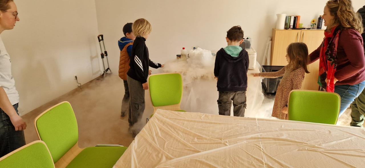Kinder beobachten Dampfwolke