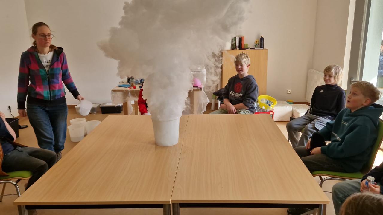 Kinder beobachten Dampfwolke
