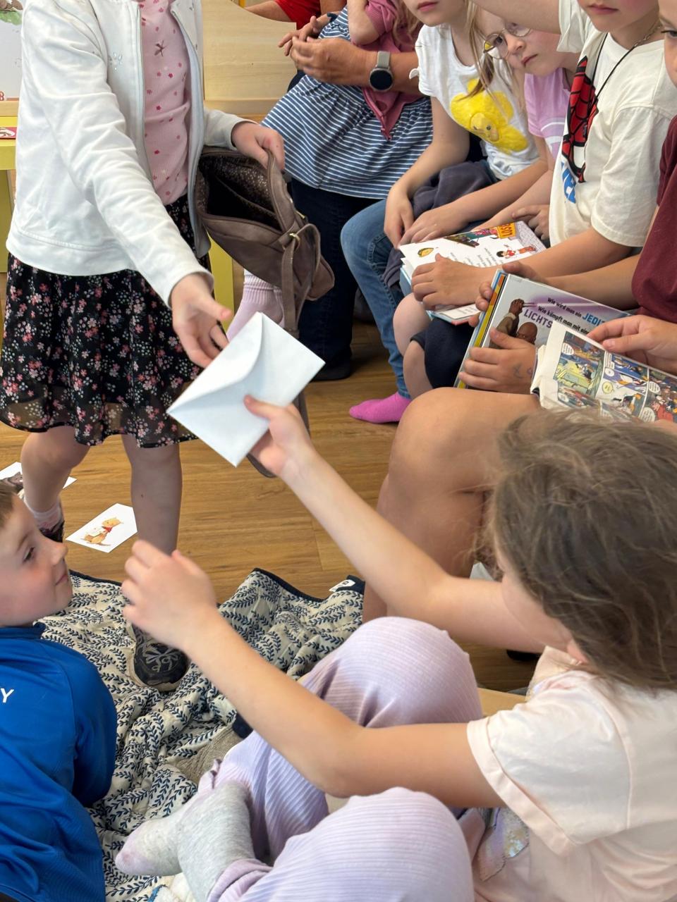Kinder teilen Brief aus