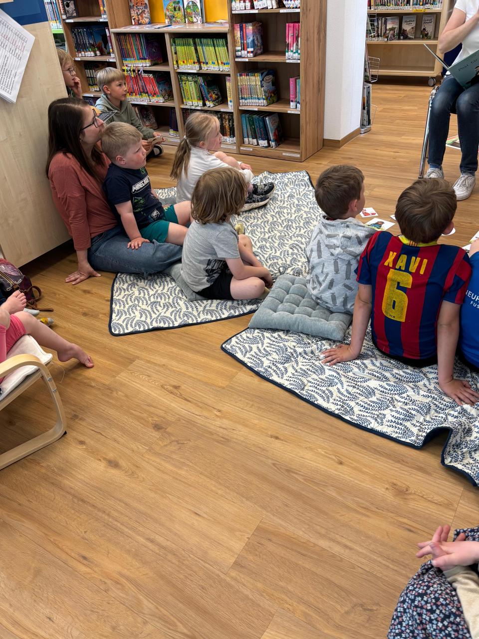 Kinder hören gespannt zu