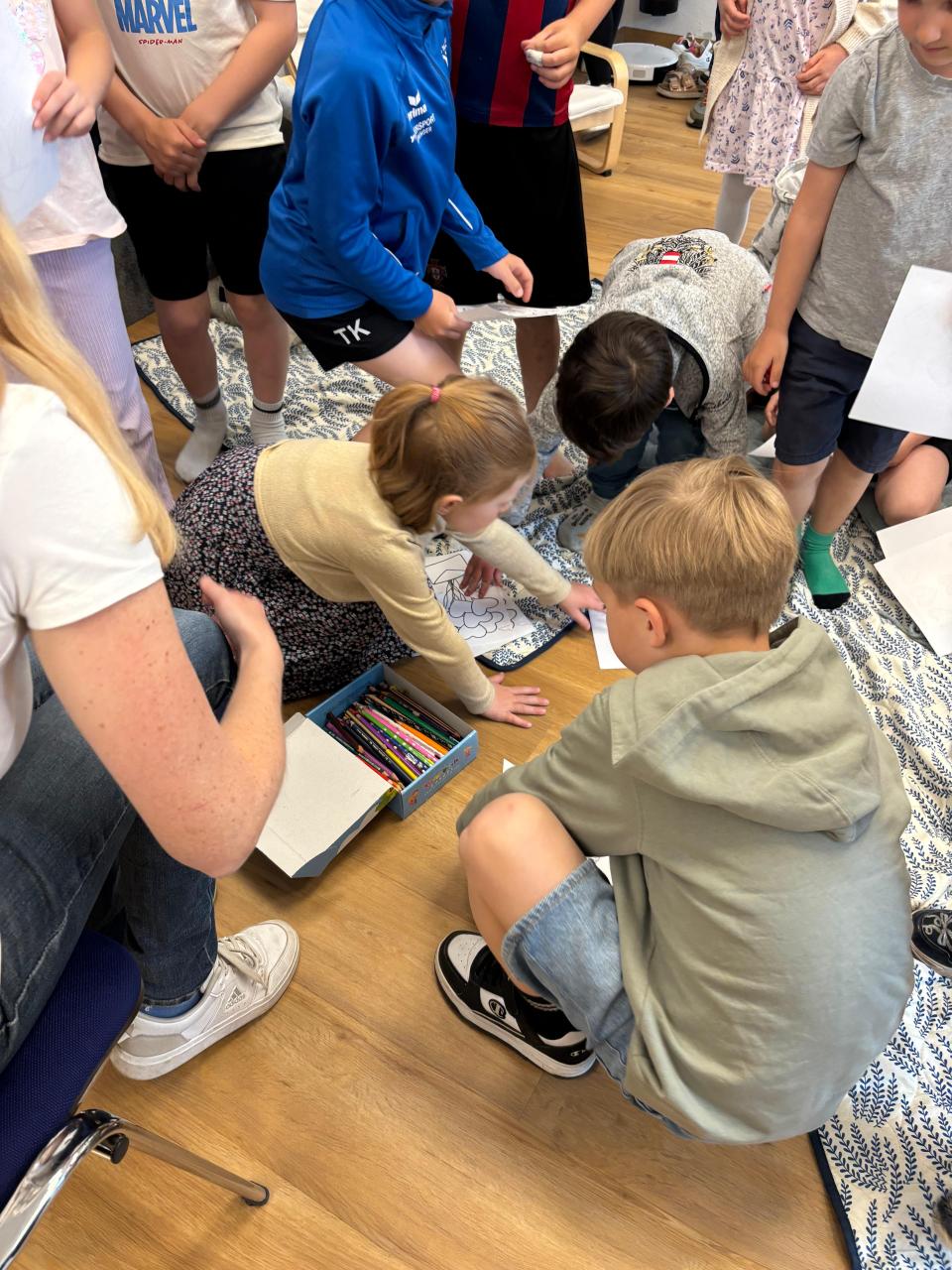 Kinder beim Ausmalen