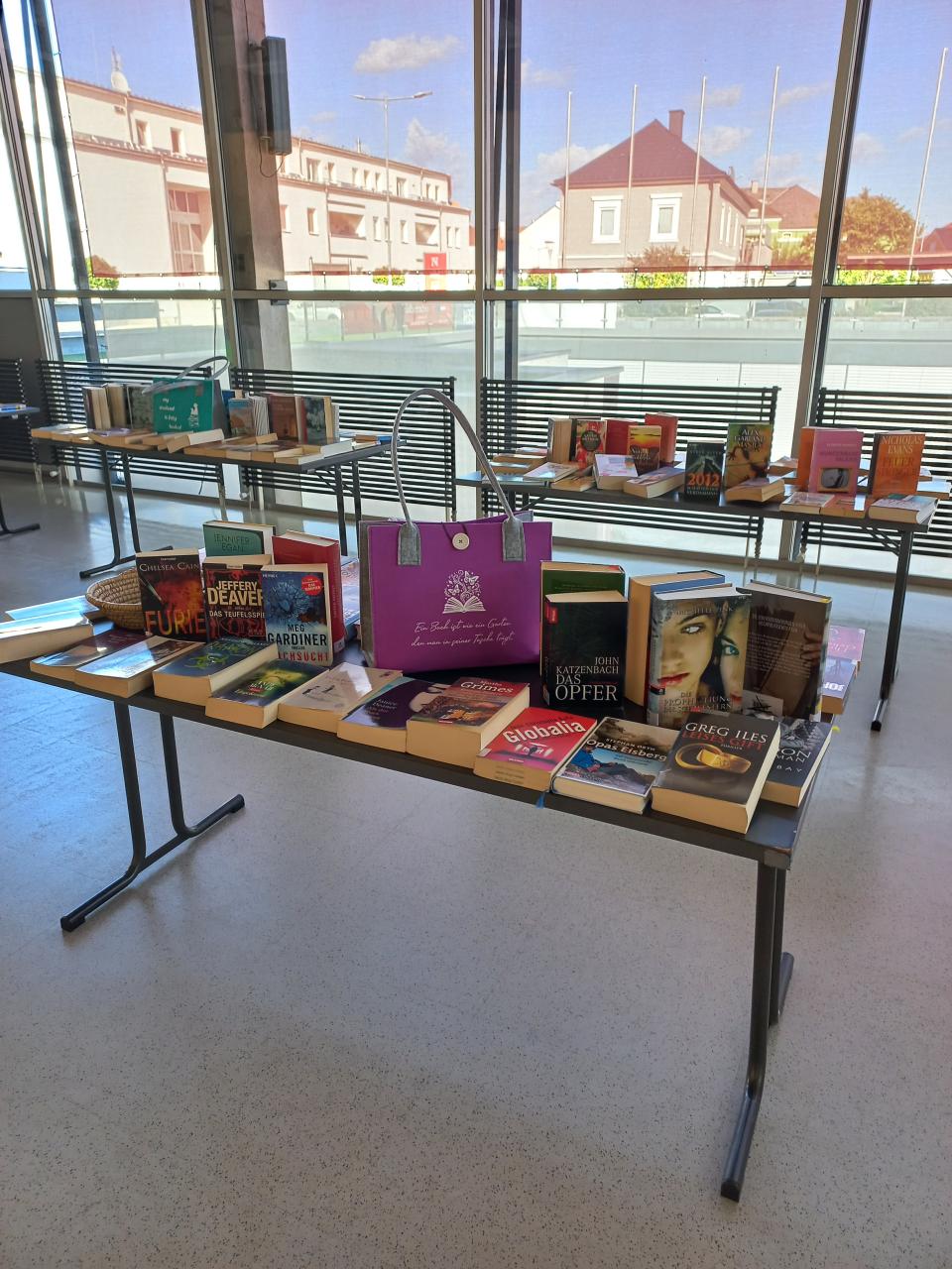 Büchertisch