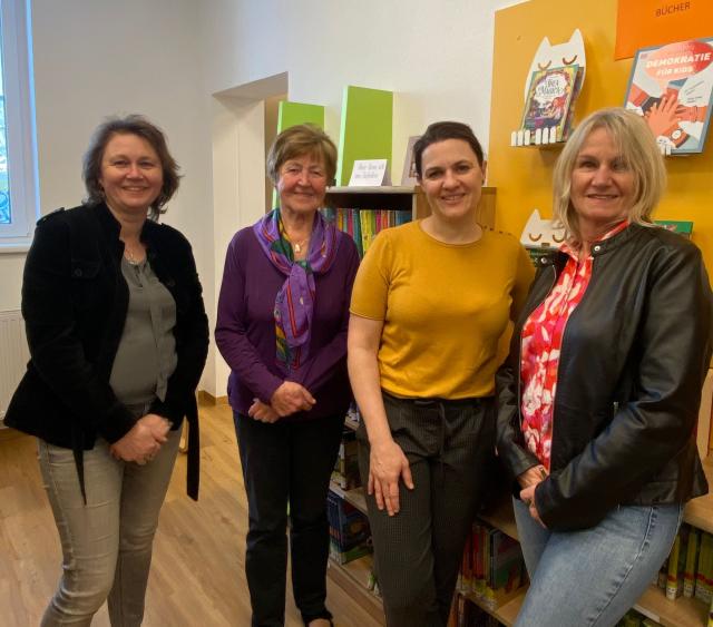 4 Frauen vor Bücherregal