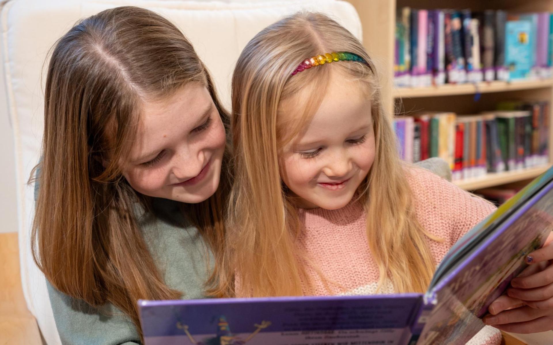 zwei Kinder lesen